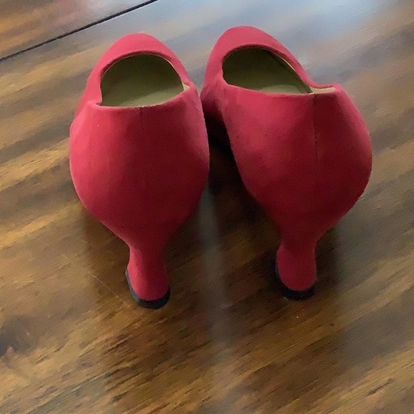 NINE WEST VINTAGE Suede Red Pumps 6 - Picture 4 of 5